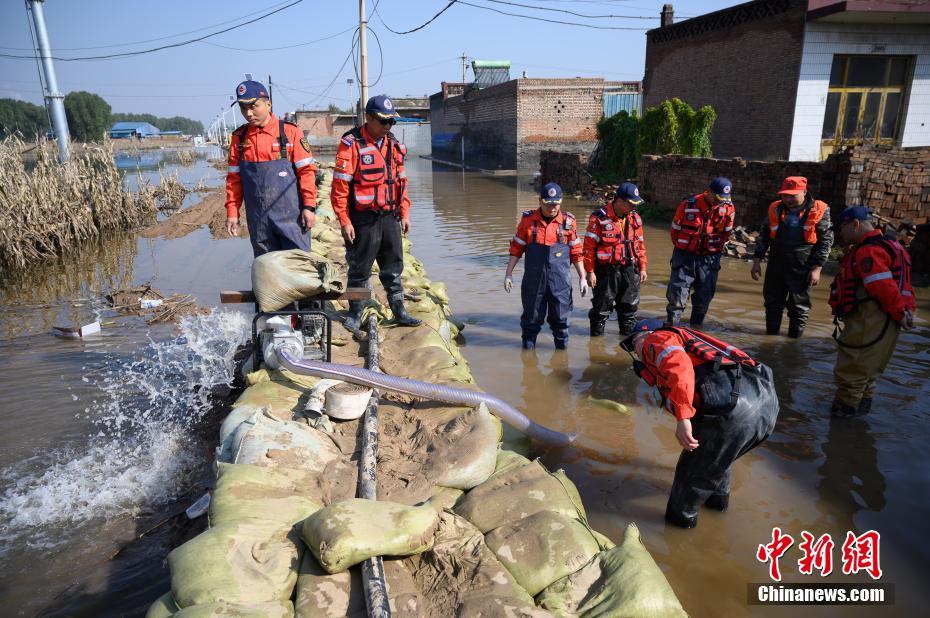 Shanxi: socorristas escavam comporta para acelerar drenagem