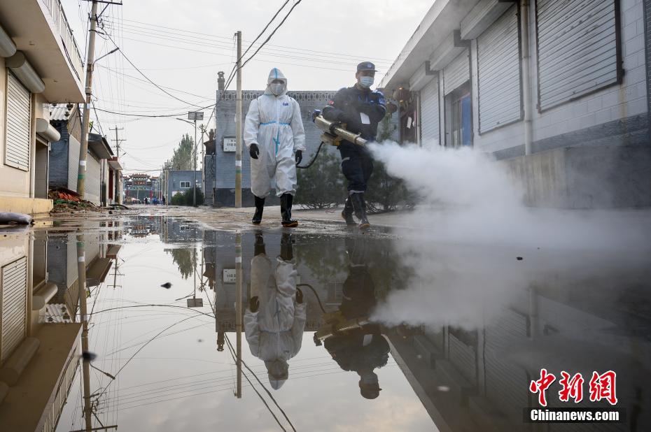 Shanxi: socorristas escavam comporta para acelerar drenagem