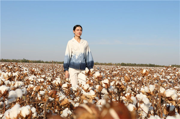 China: desfile de moda é realizado nos campos de algodão de Xinjiang