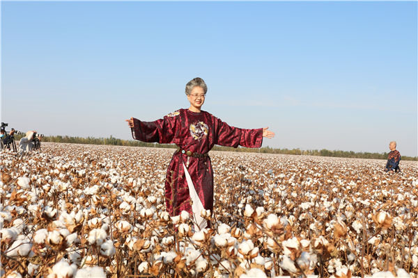 China: desfile de moda é realizado nos campos de algodão de Xinjiang