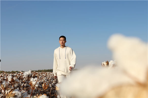 China: desfile de moda é realizado nos campos de algodão de Xinjiang