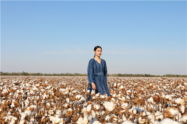 China: desfile de moda é realizado nos campos de algodão de Xinjiang