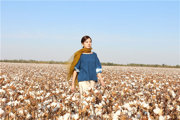 China: desfile de moda é realizado nos campos de algodão de Xinjiang