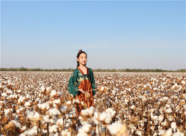 China: desfile de moda é realizado nos campos de algodão de Xinjiang