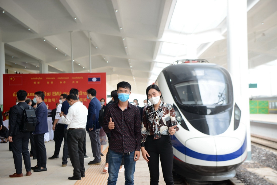 Trem-bala da ferrovia China-Laos chega a Vientiane