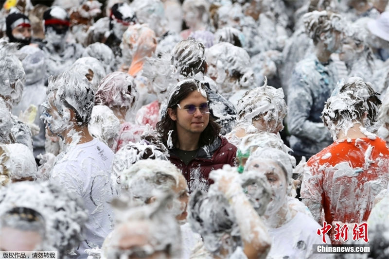 Inglaterra: novatos participam da “guerra de espuma”