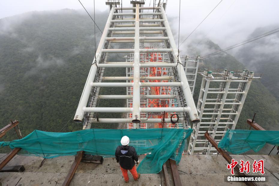 Concluída instalação de pilares da mega ponte Dafaqu na via expressa Renhuai-Zunyi