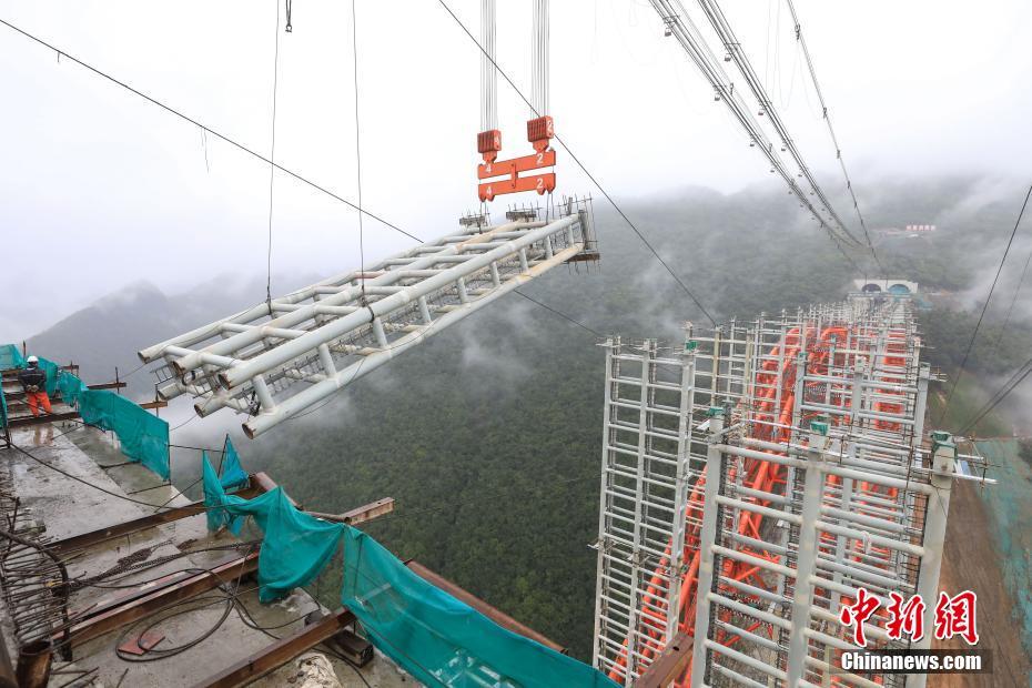 Concluída instalação de pilares da mega ponte Dafaqu na via expressa Renhuai-Zunyi