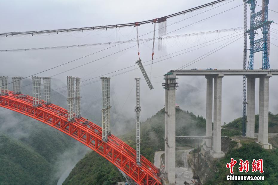 Concluída instalação de pilares da mega ponte Dafaqu na via expressa Renhuai-Zunyi