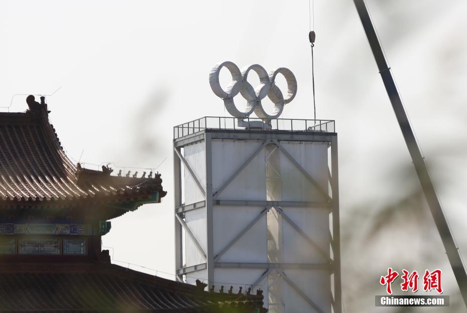 Beijing 2022: anéis olímpicos foram instalados no Parque Shougang 