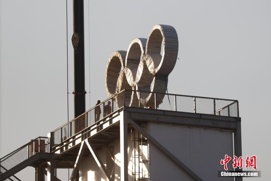 Beijing 2022: anéis olímpicos foram instalados no Parque Shougang 