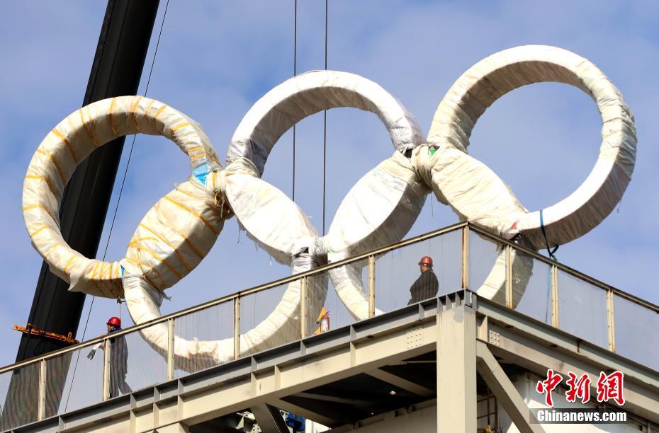 Beijing 2022: anéis olímpicos foram instalados no Parque Shougang 