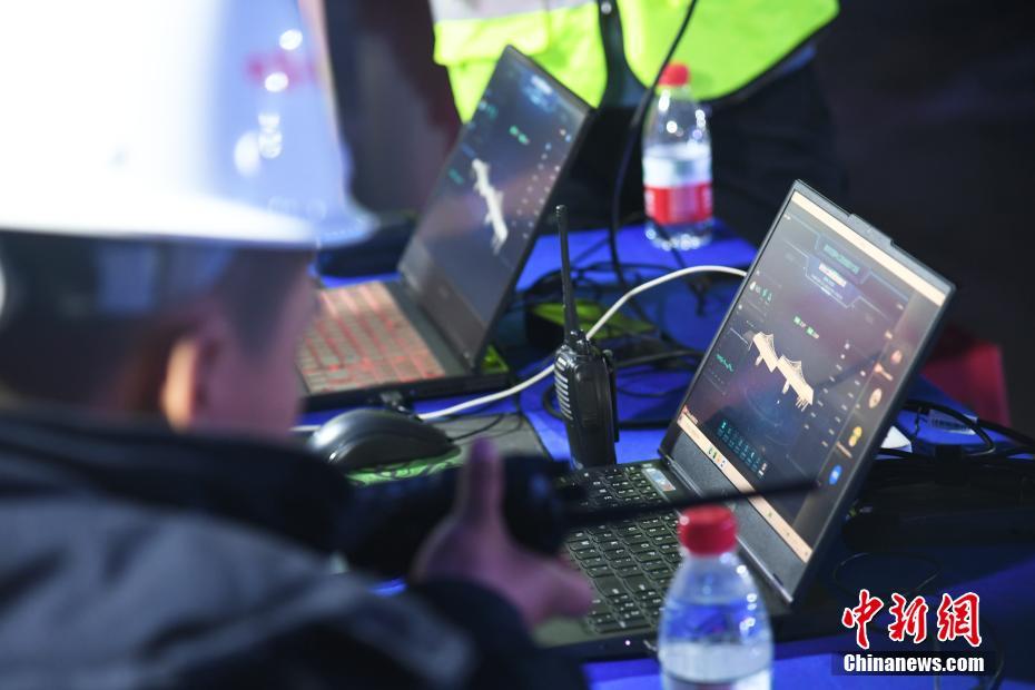 Hebei realiza giração da ponte de treliças sobre duas linhas ferroviárias