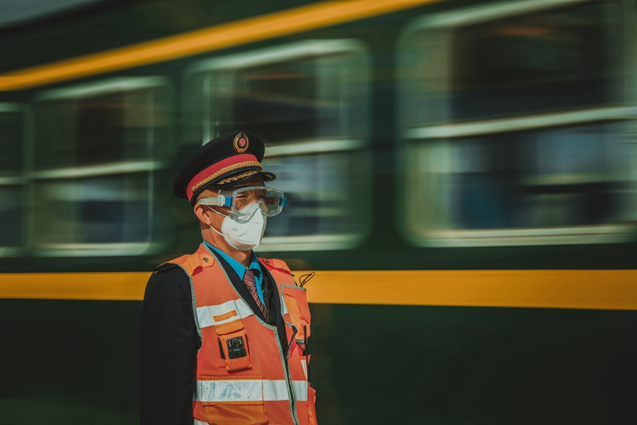 Trabalhadores ferroviários assumem suas responsabilidades durante pandemia da Covid-19