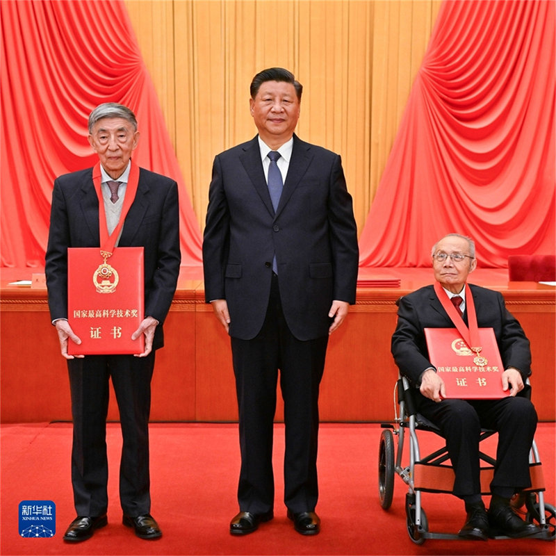 Xi Jinping concede mais alto prêmio chinês de ciência para designer de aeronave e especialista nuclear