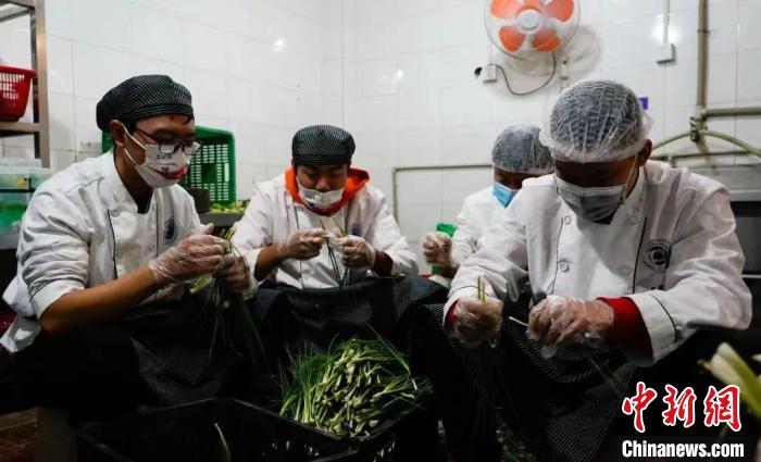 Estudantes ajundam a cozinhar devido a“falta” de cozinheiros na cantina