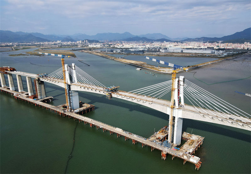 Ponte ferroviária de alta velocidade que atravessa o mar completa junção