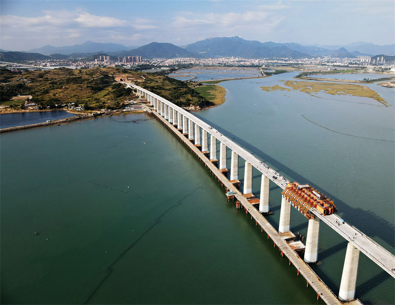 Ponte ferroviária de alta velocidade que atravessa o mar completa junção
