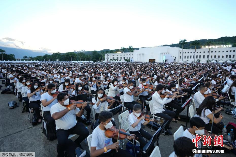 Venezuela: orquestra “mais instrumentos” apresenta