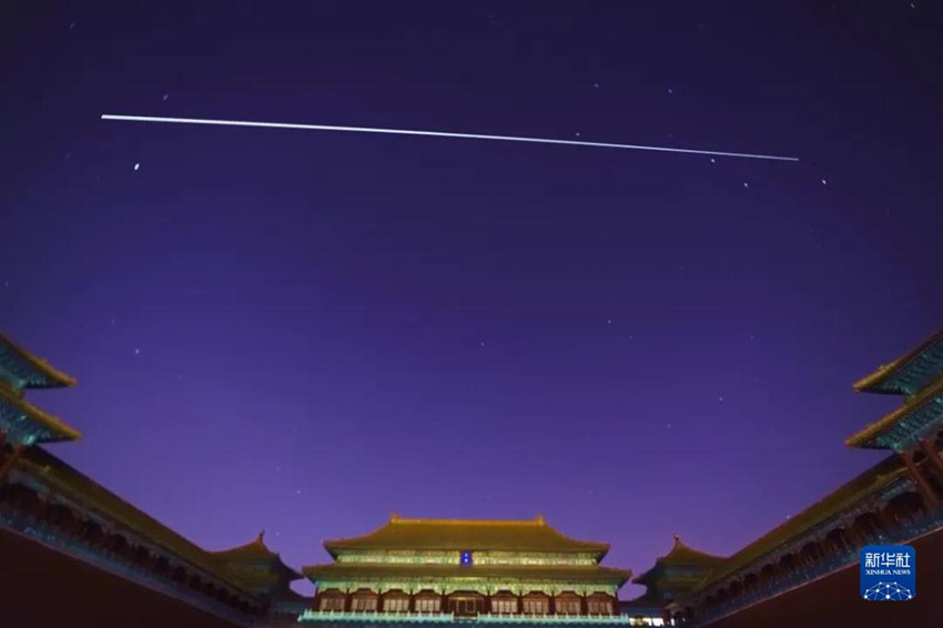 Estação espacial de Tiangong voa pelo céu