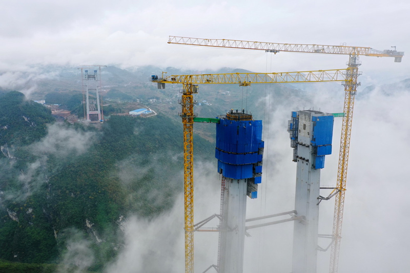 Guizhou: construção da torre principal da ponte sobre o rio Tongzi da via expressa Jinsha-Renhuai é concluída