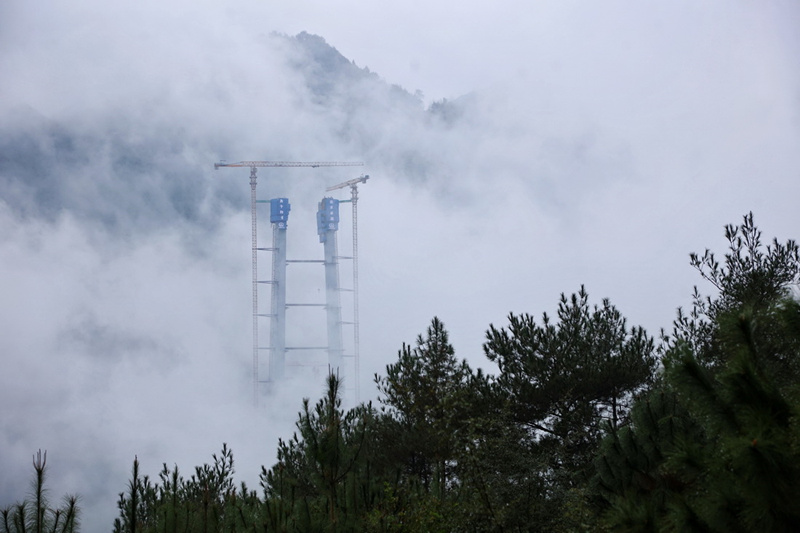 Guizhou: construção da torre principal da ponte sobre o rio Tongzi da via expressa Jinsha-Renhuai é concluída