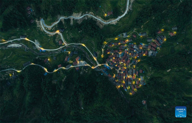 Lâmpadas solares de rua iluminam céu noturno no sul da China