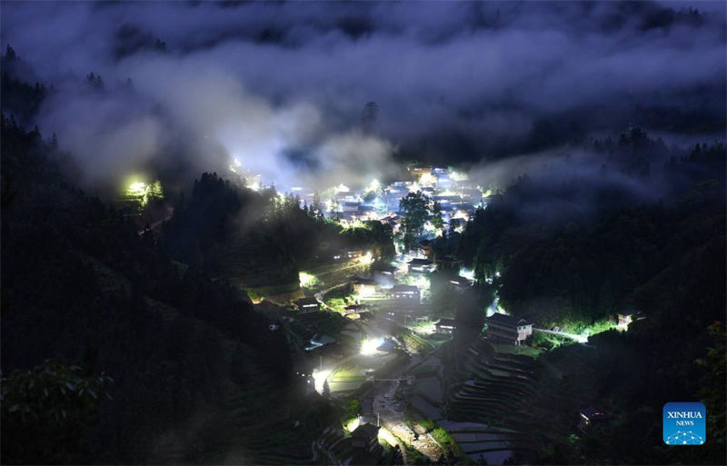 Lâmpadas solares de rua iluminam céu noturno no sul da China