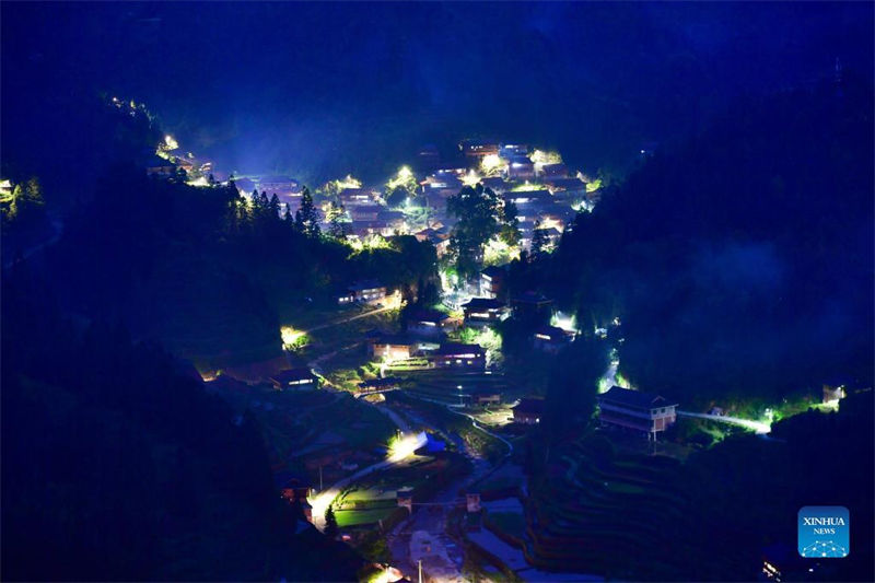 Lâmpadas solares de rua iluminam céu noturno no sul da China