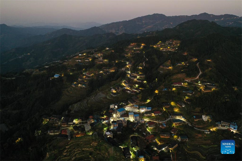 Lâmpadas solares de rua iluminam céu noturno no sul da China