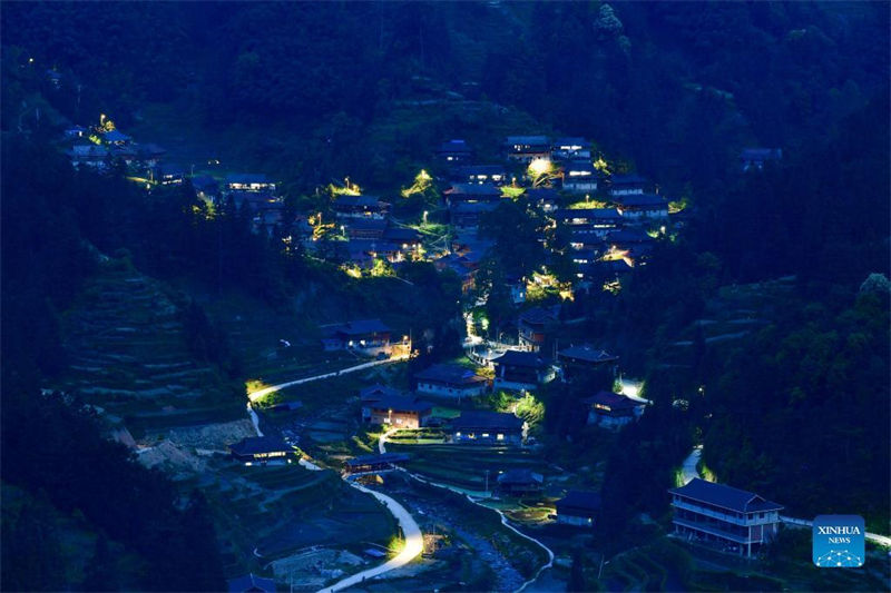 Lâmpadas solares de rua iluminam céu noturno no sul da China