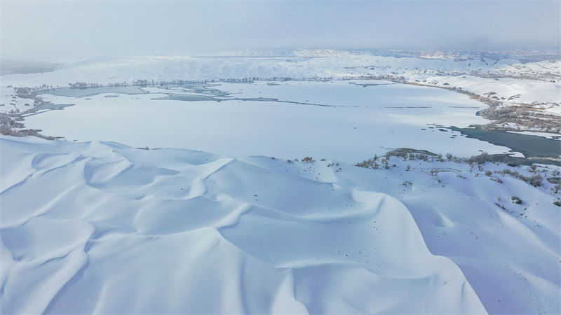 Galeria: rara queda de neve no deserto Taklamakan    