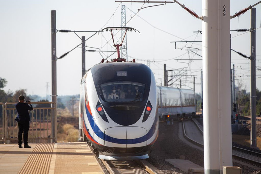 Primeiro trem da Ferrovia China-Laos deixa Vientiane para a China