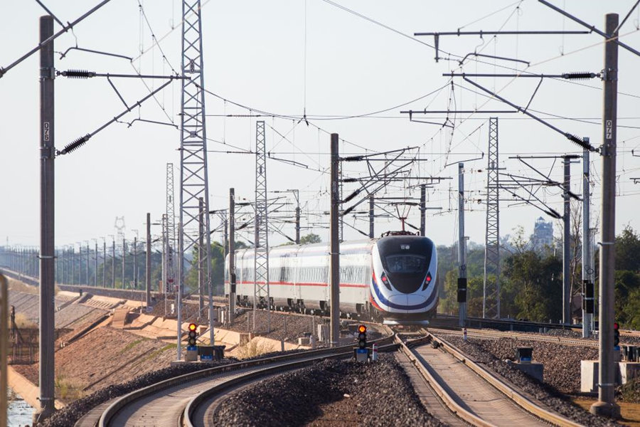 Primeiro trem da Ferrovia China-Laos deixa Vientiane para a China