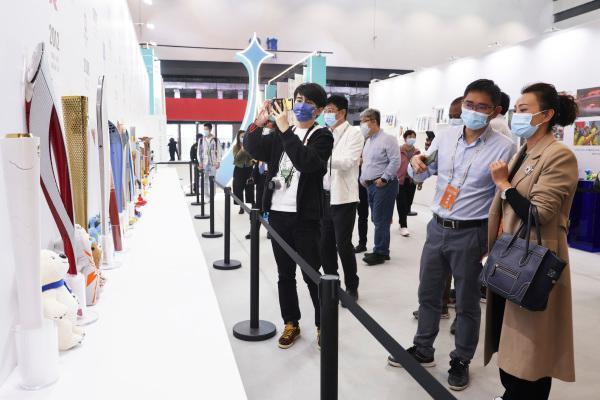 Exposição de importação de mercadorias e equipamentos esportivos é realizada no sul da China