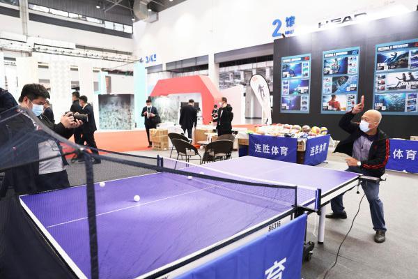 Exposição de importação de mercadorias e equipamentos esportivos é realizada no sul da China