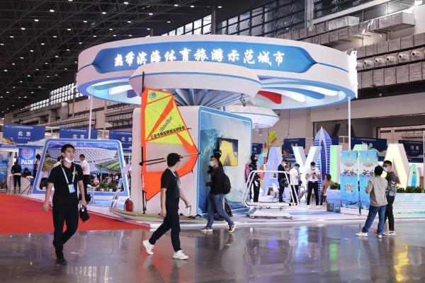 Exposição de importação de mercadorias e equipamentos esportivos é realizada no sul da China