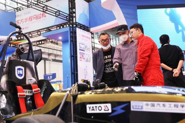 Exposição de importação de mercadorias e equipamentos esportivos é realizada no sul da China