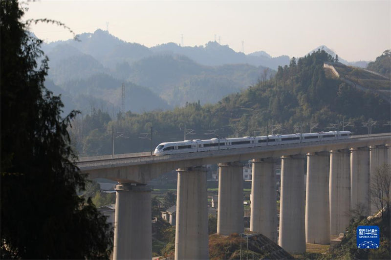 “O mais belo trem de alta velocidade de Xiangxi” abre ao tráfego