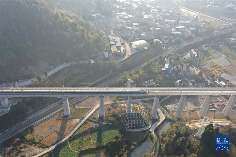 “O mais belo trem de alta velocidade de Xiangxi” abre ao tráfego