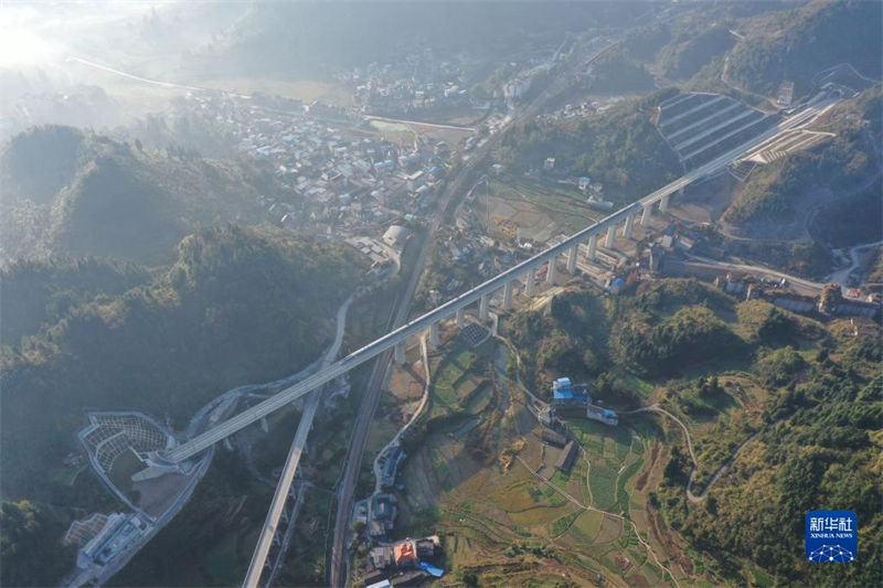 “O mais belo trem de alta velocidade de Xiangxi” abre ao tráfego