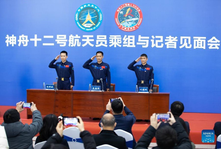 Astronautas da Shenzhou-12 fazem primeira aparição pública após recuperação inicial