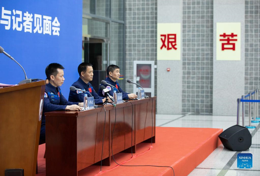 Astronautas da Shenzhou-12 fazem primeira aparição pública após recuperação inicial