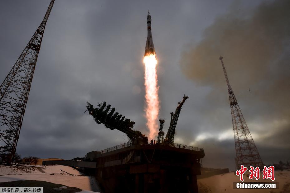 Rússia lança nave espacial tripulada com jornalista e turistas a bordo para Estação Espacial Internacional 