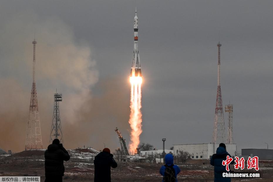 Rússia lança nave espacial tripulada com jornalista e turistas a bordo para Estação Espacial Internacional 