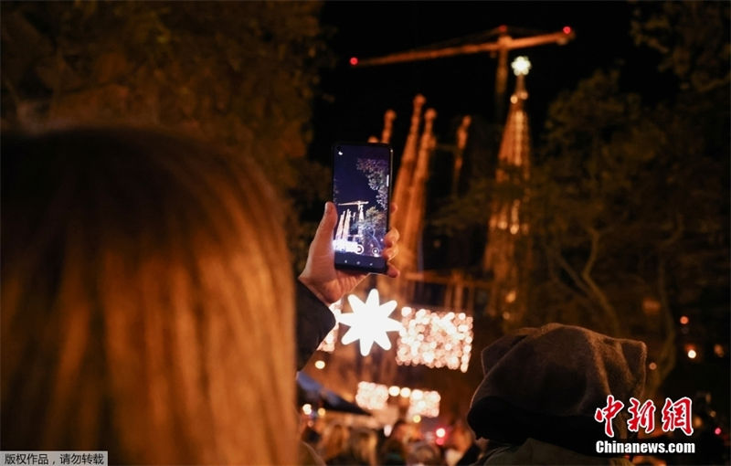 Espanha: nova estrela da Igreja Sagrada Família é iluminada