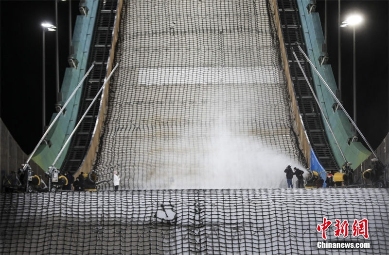 Salto de Esqui Shougang de Beijing se ocupa com produção de neve