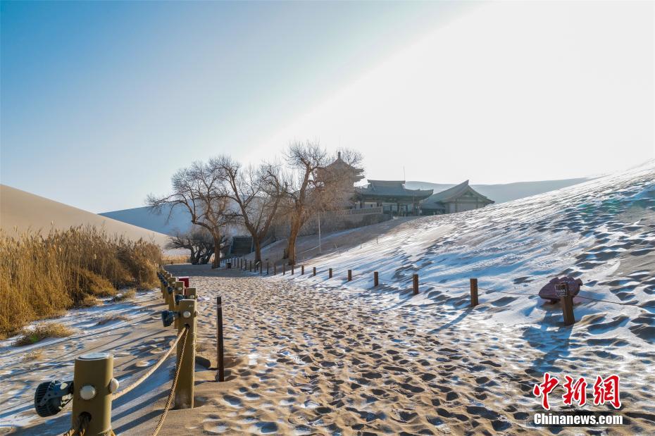 Galeria: queda de neve no lago crescente em Dunhuang