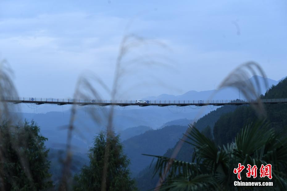 Ponte de suspensão é construída na cidade montanhosa