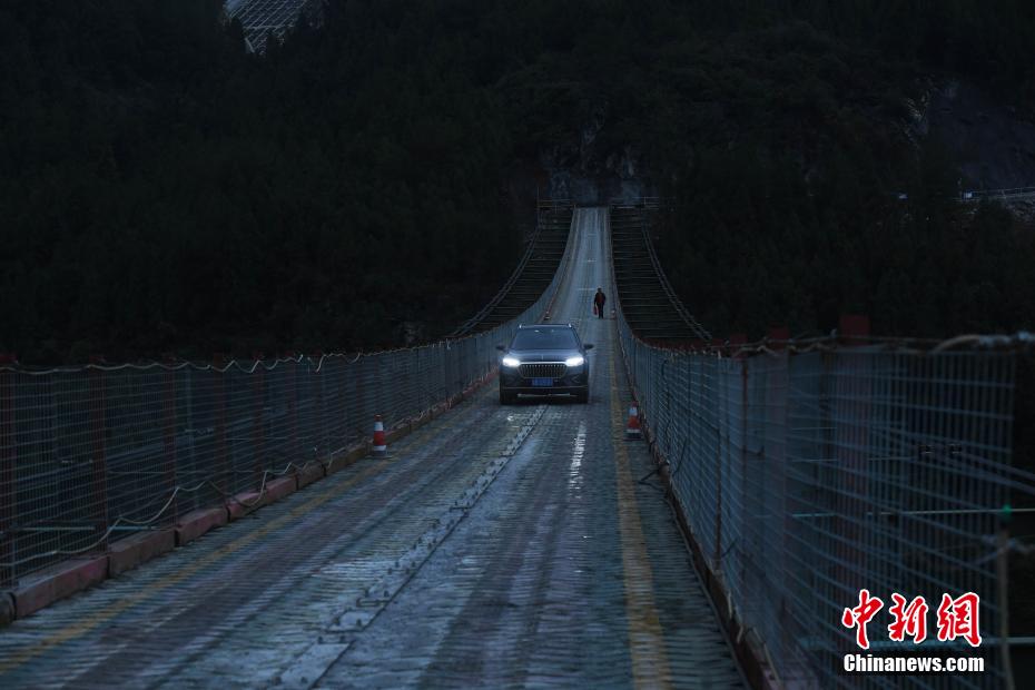 Ponte de suspensão é construída na cidade montanhosa